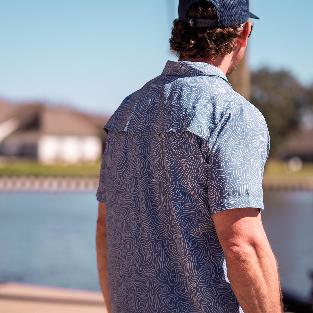 Men’s lightweight short sleeve fishing shirt with UPF 50+ sun protection, quick-dry fabric, and front pocket – ideal for anglers and outdoor activities.
