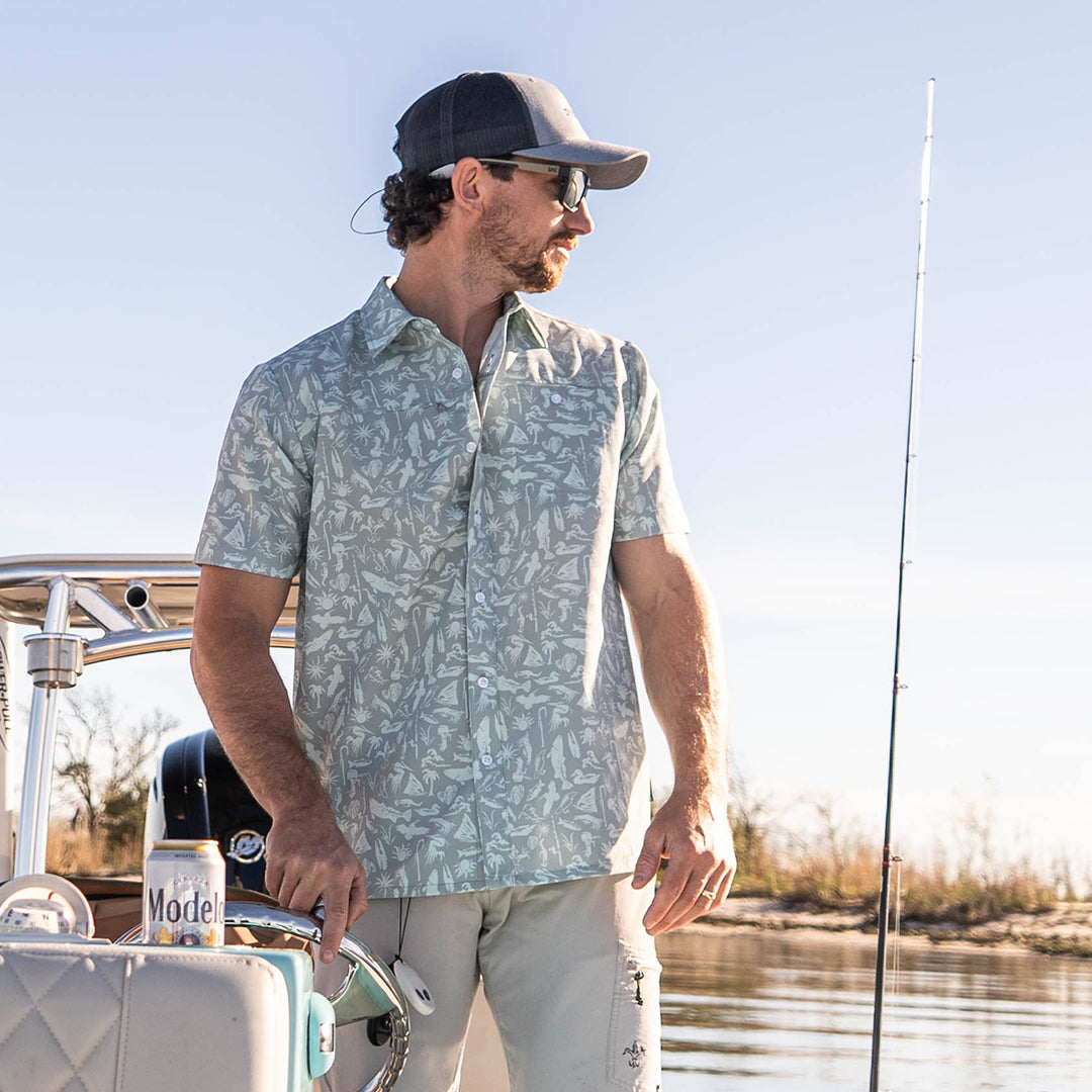 Men’s lightweight short sleeve fishing shirt with UPF 50+ sun protection, quick-dry fabric, and front pocket – ideal for anglers and outdoor activities.