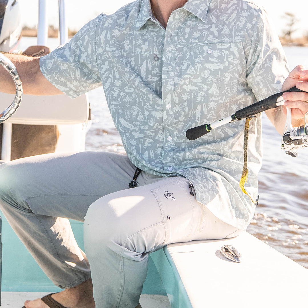 Men’s lightweight short sleeve fishing shirt with UPF 50+ sun protection, quick-dry fabric, and front pocket – ideal for anglers and outdoor activities.