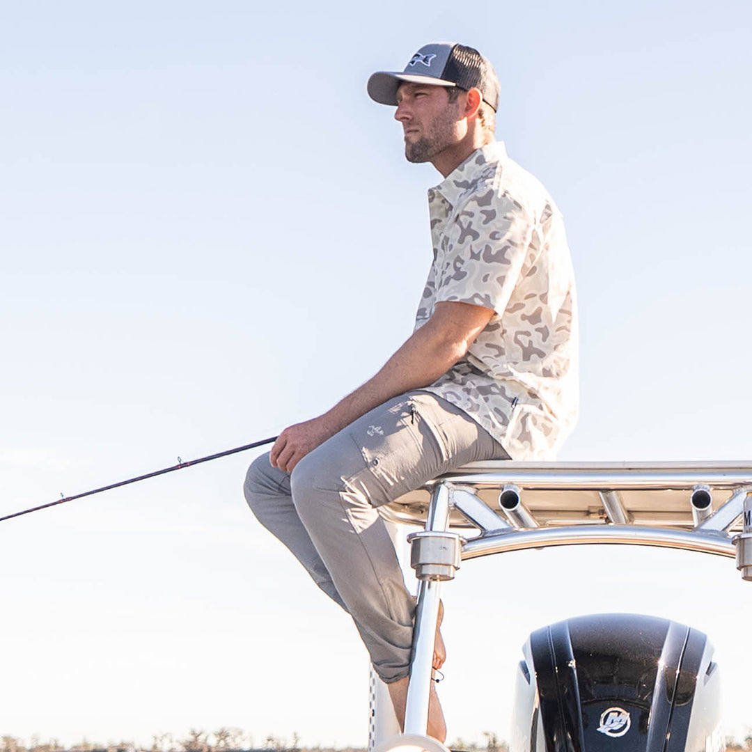 Men’s lightweight short sleeve fishing shirt with UPF 50+ sun protection, quick-dry fabric, and front pocket – ideal for anglers and outdoor activities.