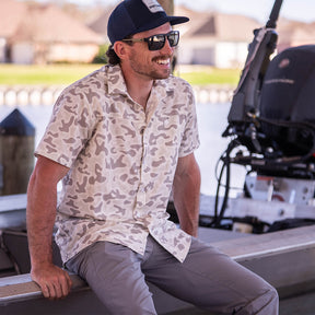 Men’s lightweight short sleeve fishing shirt with UPF 50+ sun protection, quick-dry fabric, and front pocket – ideal for anglers and outdoor activities.