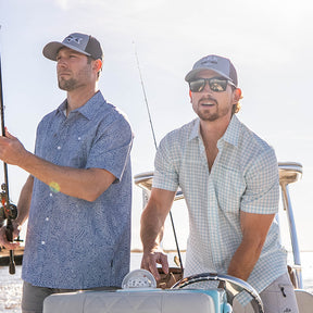 Men’s lightweight short sleeve fishing shirt with UPF 50+ sun protection, quick-dry fabric, and front pocket – ideal for anglers and outdoor activities.